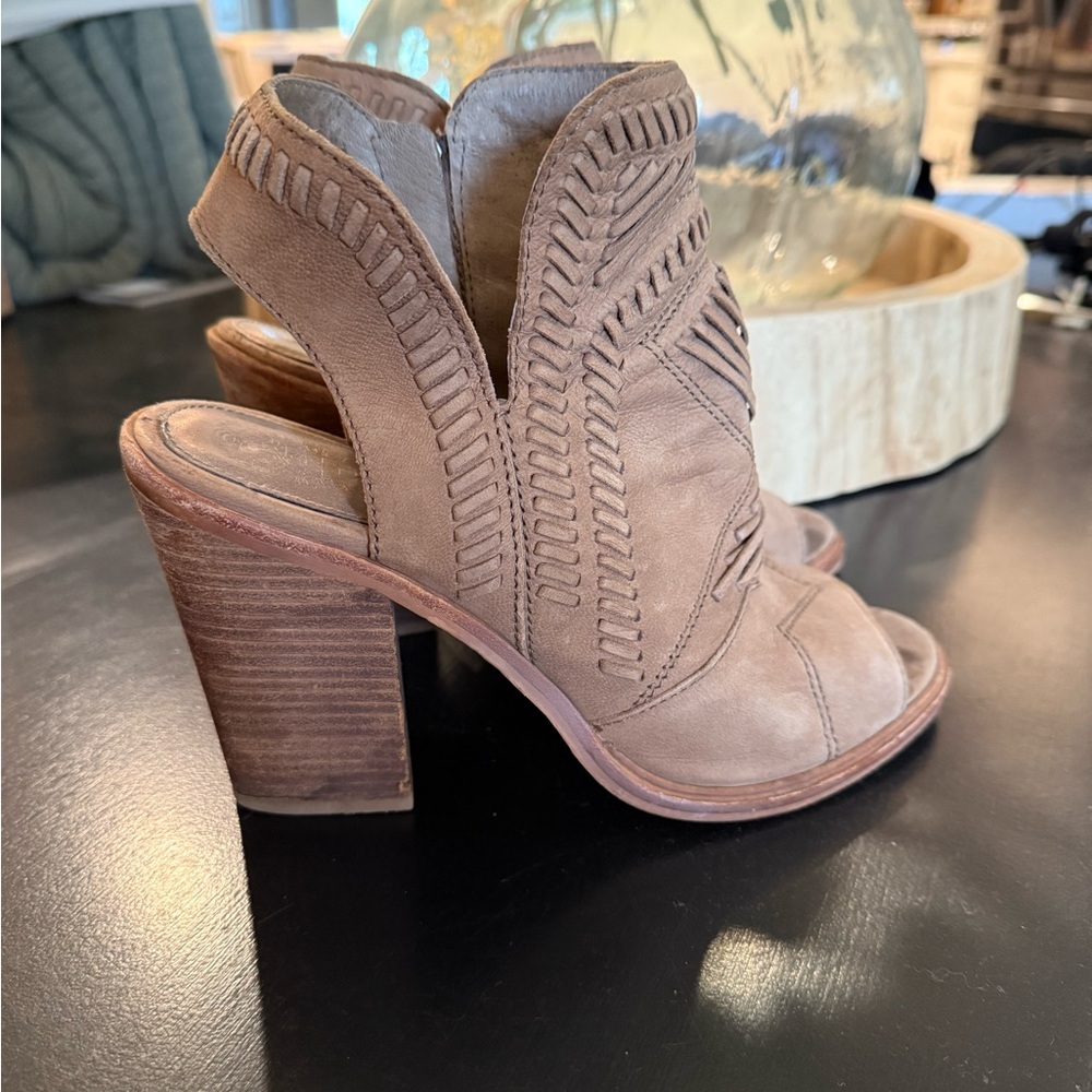 Vince Camuto Karinta Block Heel Bootie ⭐️ Size 8